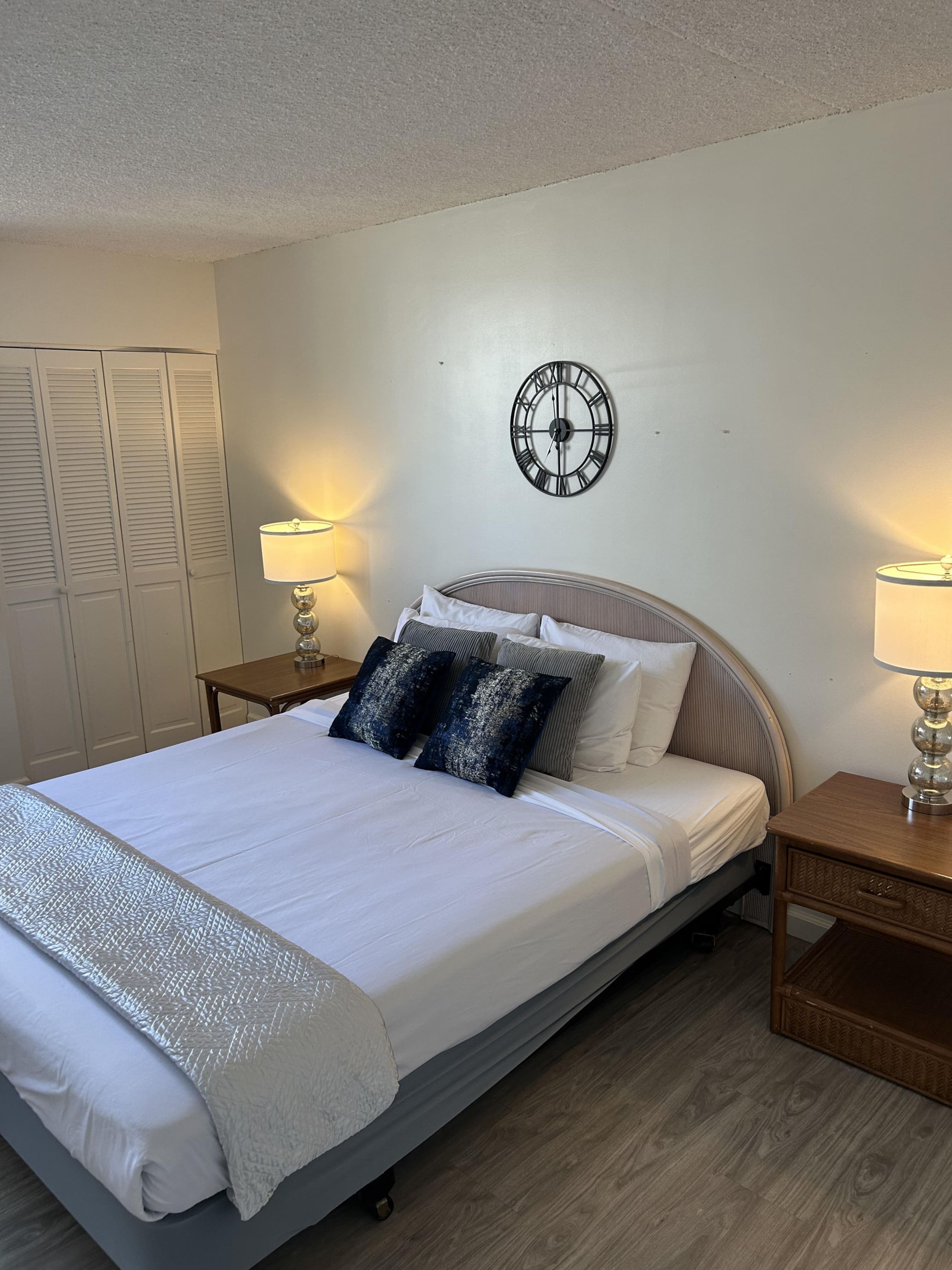 Condo in Honolulu · ★4.31 · 1 bedroom · 2 beds · 1 shared bath - Image 6