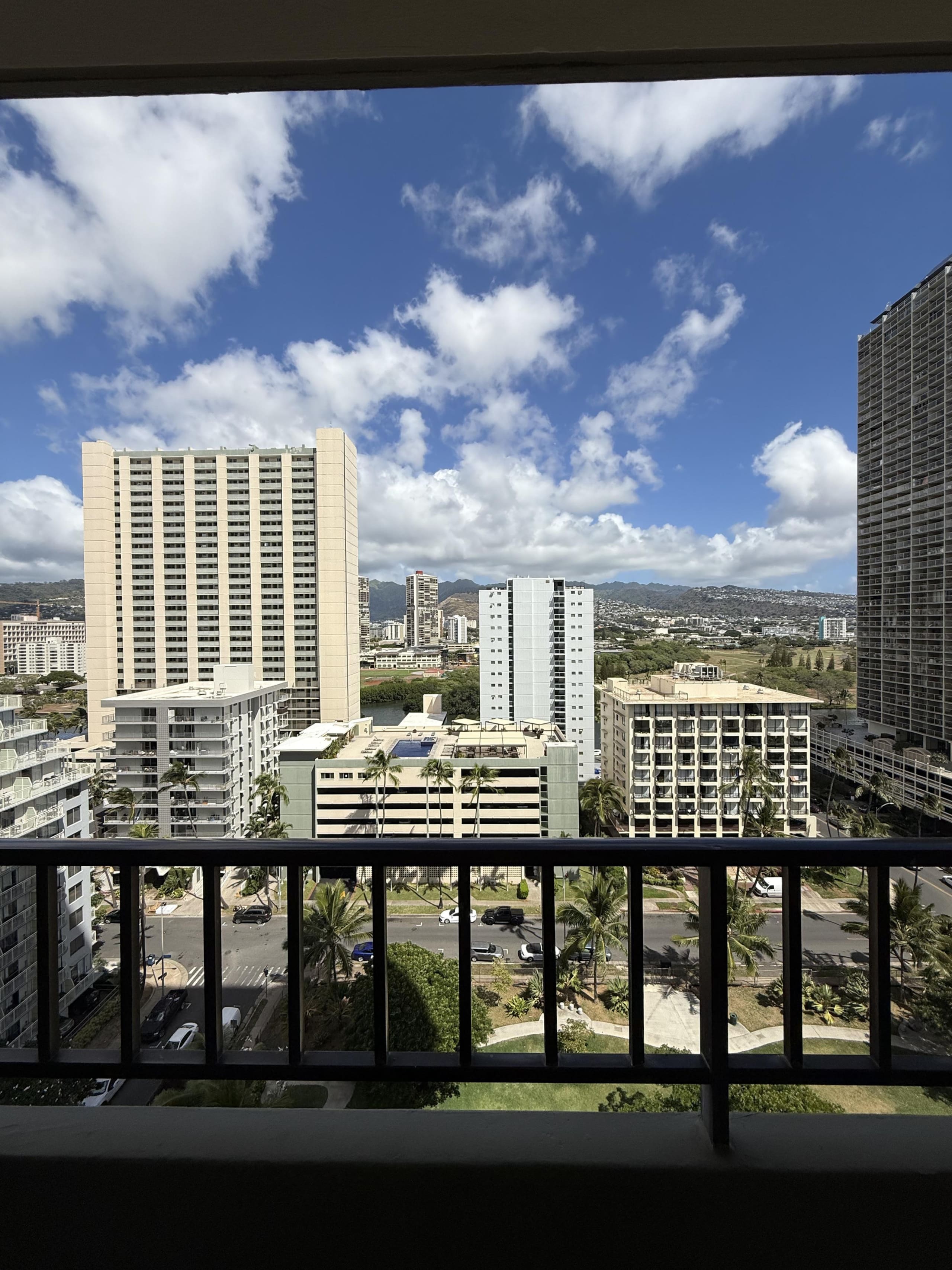Condo in Honolulu · ★4.31 · 1 bedroom · 2 beds · 1 shared bath - Image 7