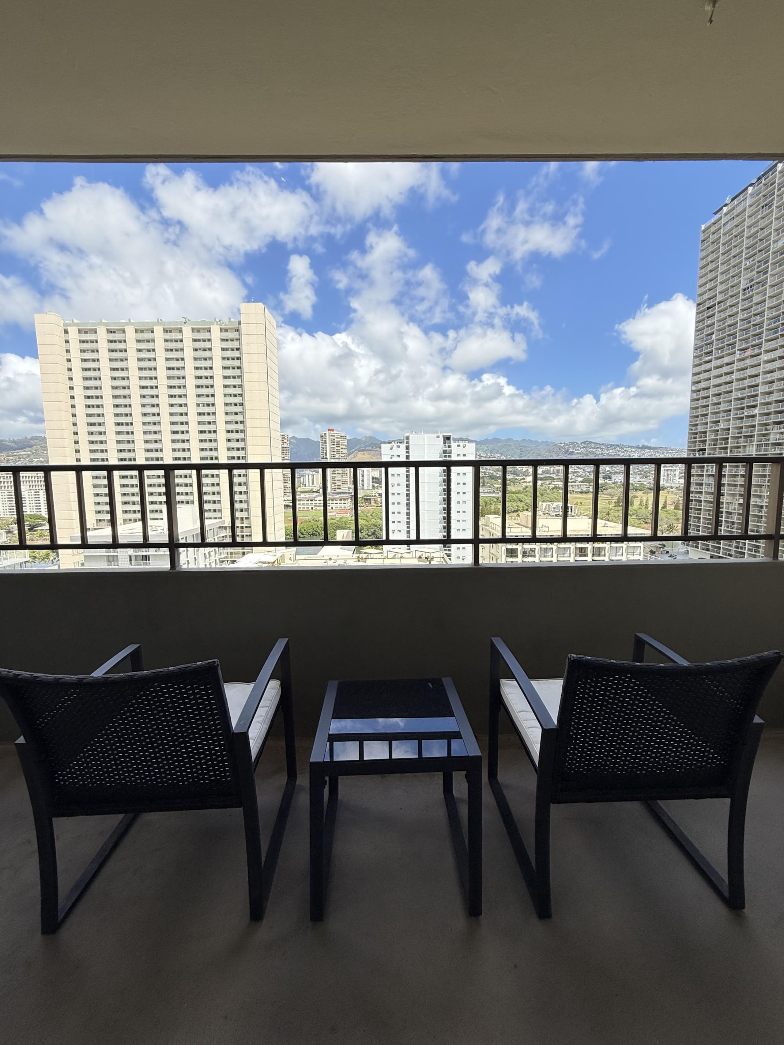 Condo in Honolulu · ★4.31 · 1 bedroom · 2 beds · 1 shared bath - Image 8