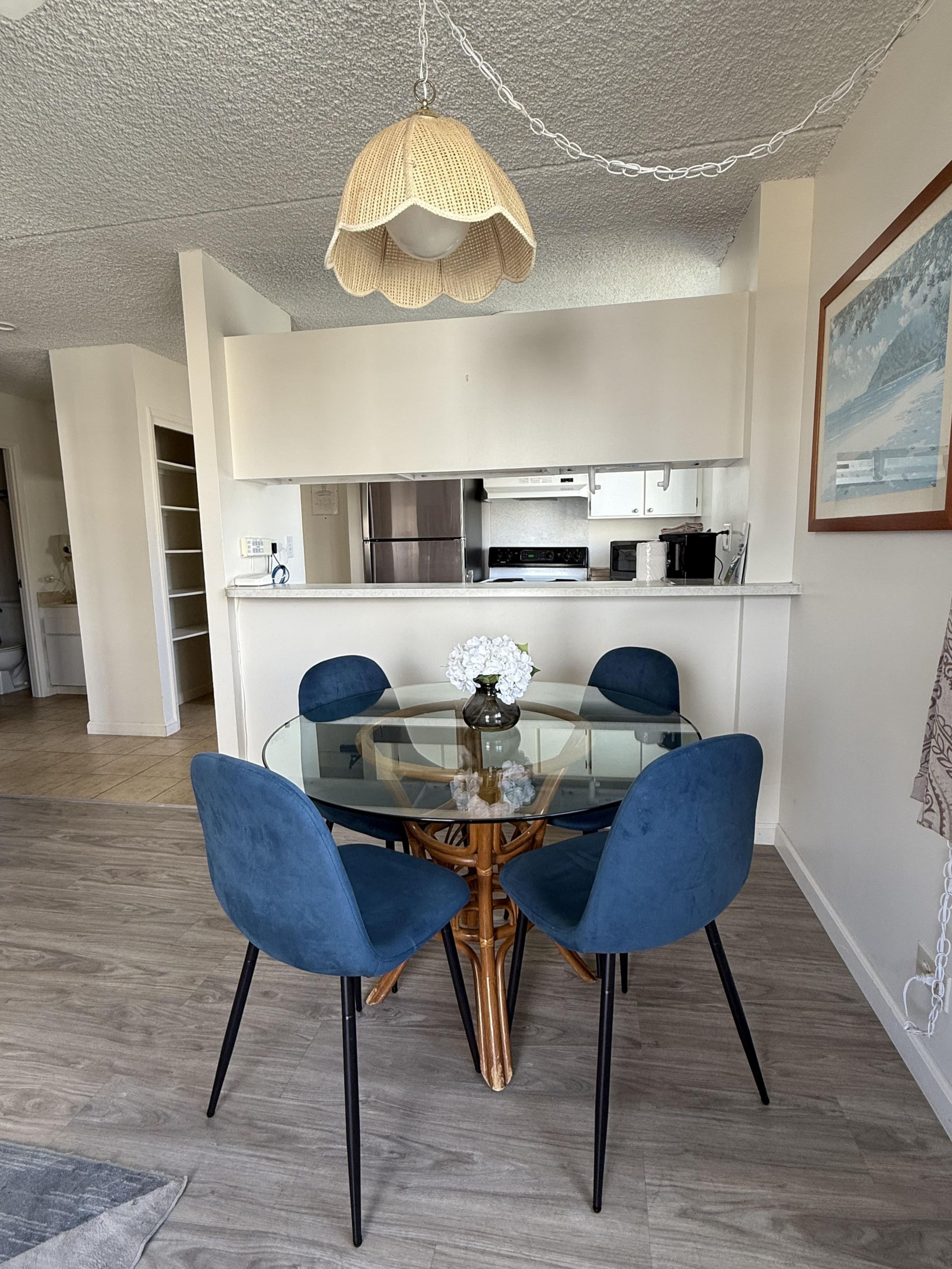 Condo in Honolulu · ★4.31 · 1 bedroom · 2 beds · 1 shared bath - Image 4