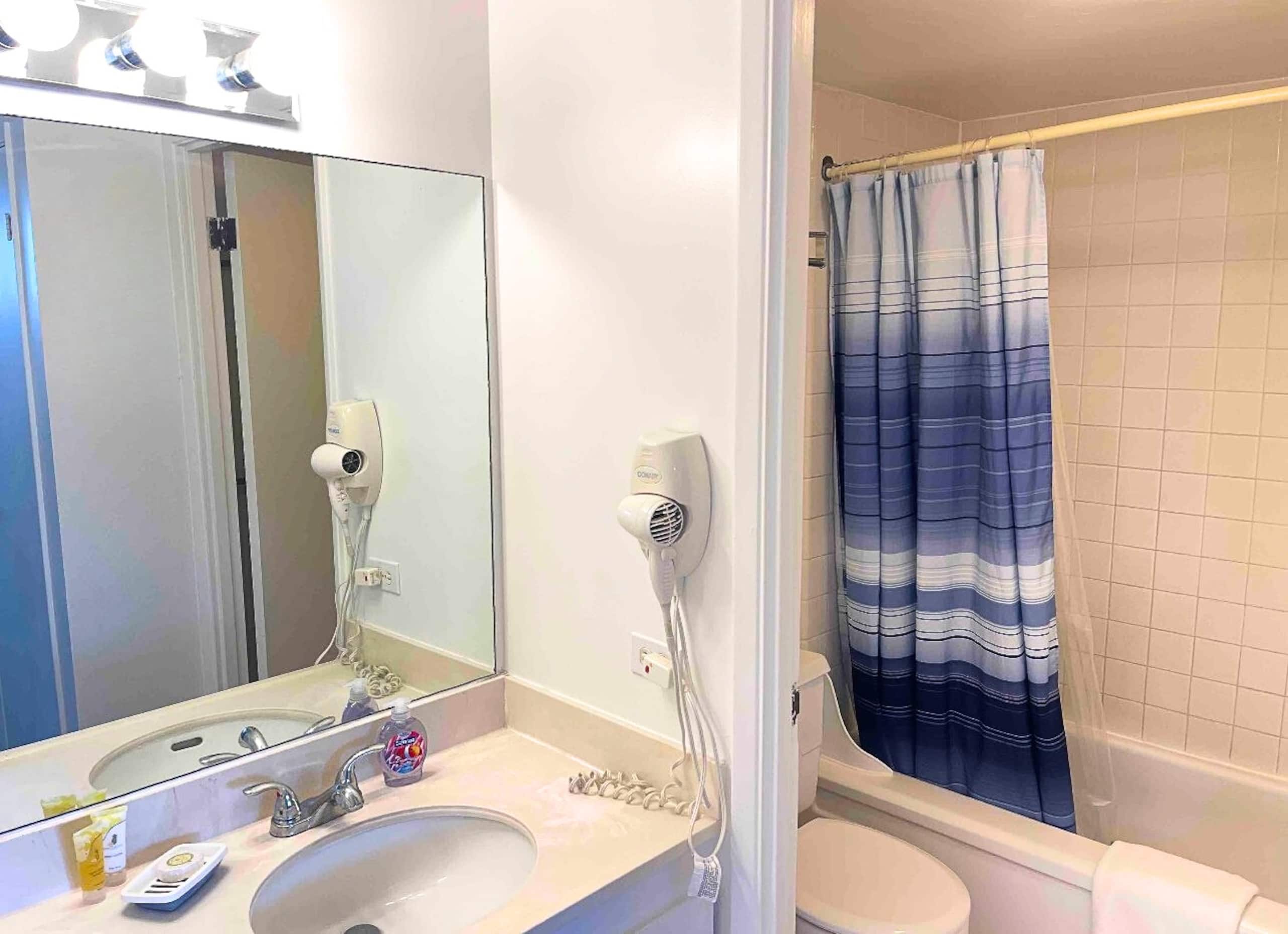 Condo in Honolulu · ★4.65 · 1 bedroom · 1 bed · 1 private bath - Image 4