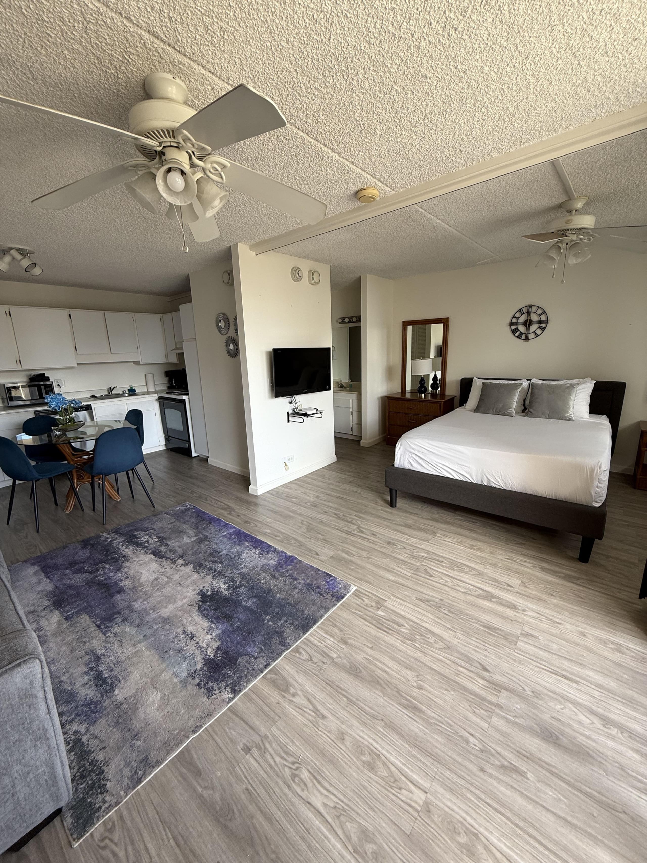 Condo in Honolulu · ★4.56 · 1 bedroom · 2 beds · 1 private bath - Image 3