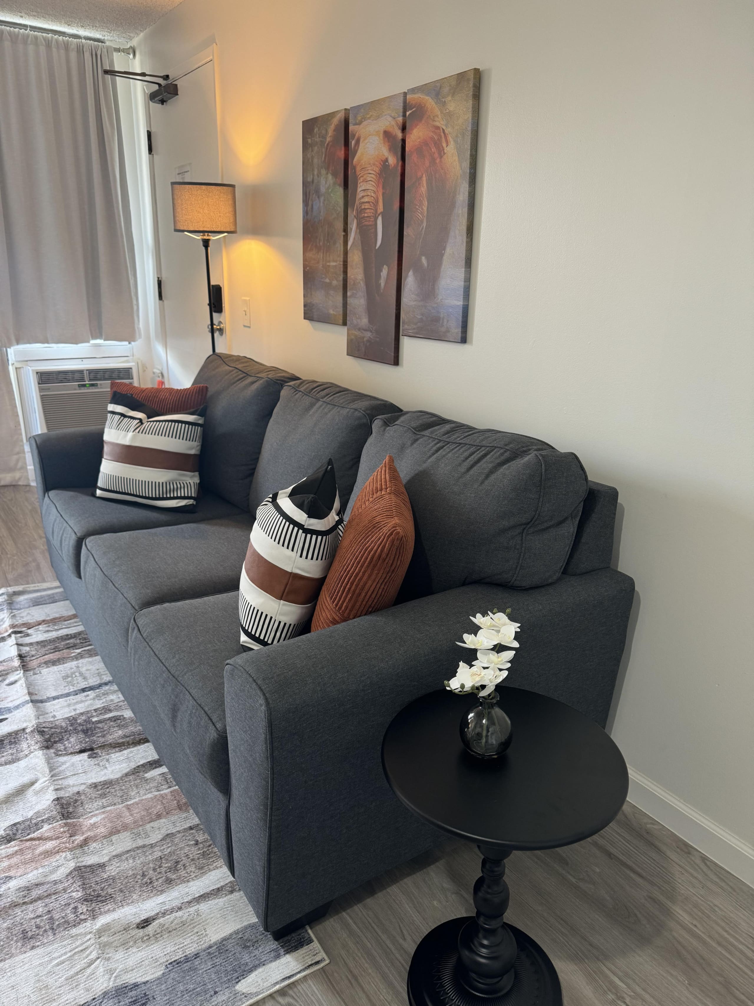 Condo in Honolulu · ★4.57 · 1 bedroom · 2 beds · 1 private bath - Image 4