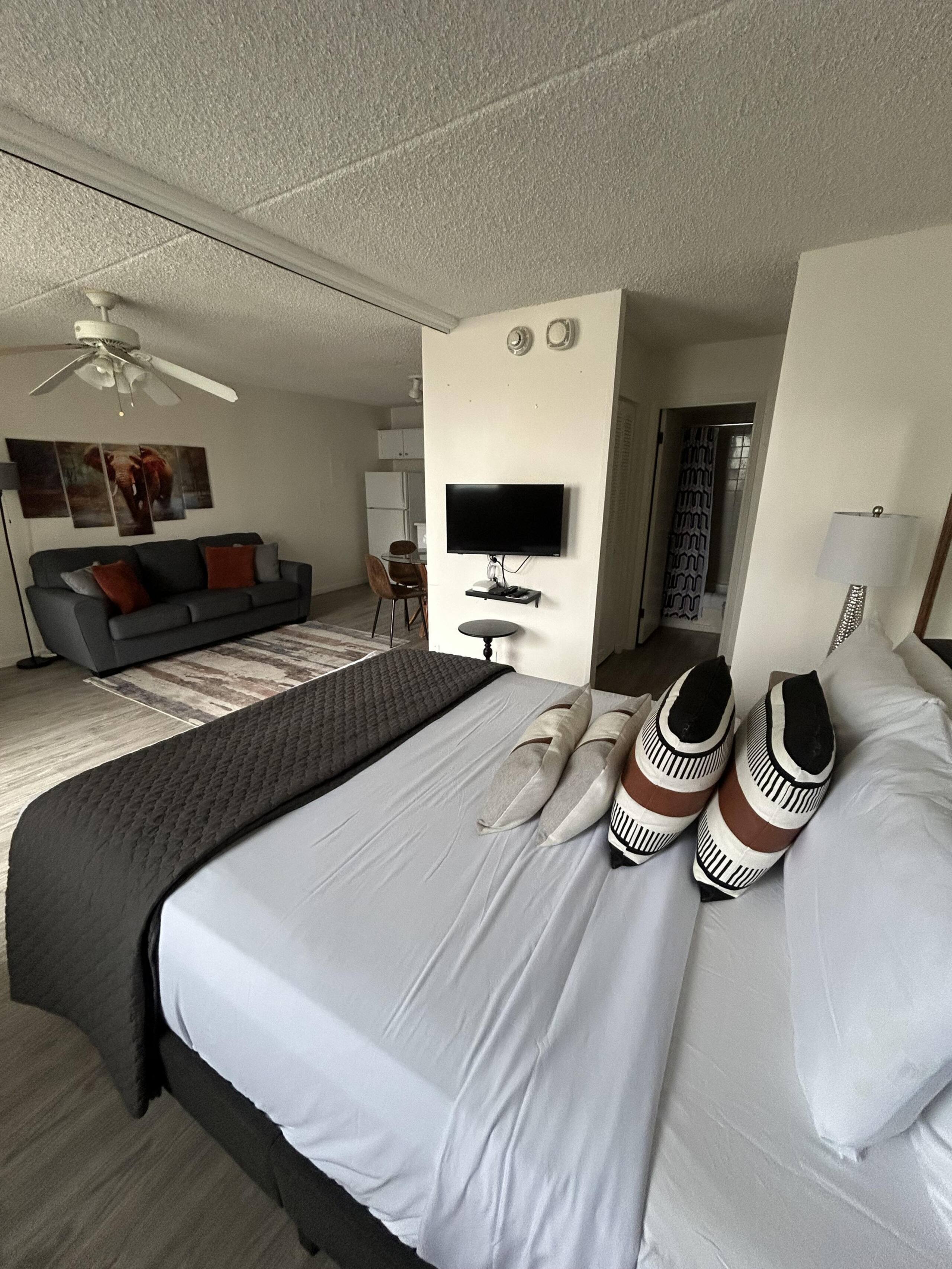 Condo in Honolulu · ★4.57 · 1 bedroom · 2 beds · 1 private bath - Image 40