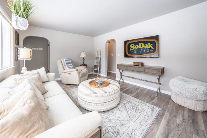 Duluth Dreamer: 3 Bed + Office, Huge Primary Suite - Sioux Falls, SD