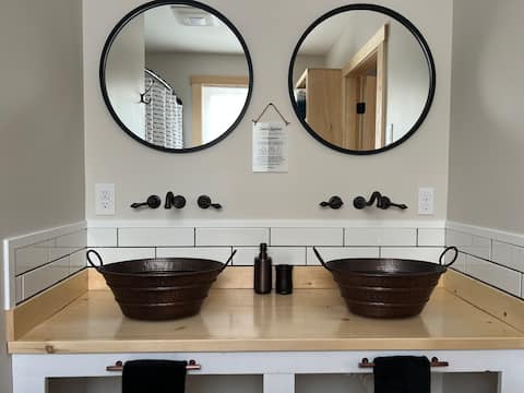 Beautiful, brand new, cozy Maine cabin!