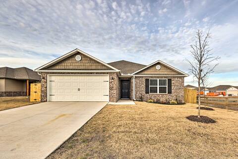 Siloam Springs Home, Close to Parks & Trails!