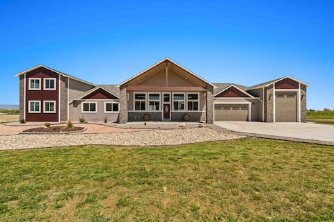 Beautiful Enormous Home with Mountain Views!