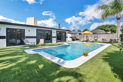 Popular Airbnb listing: Sun Casita - Heated Pool & Putting Green in Deerfield Beach