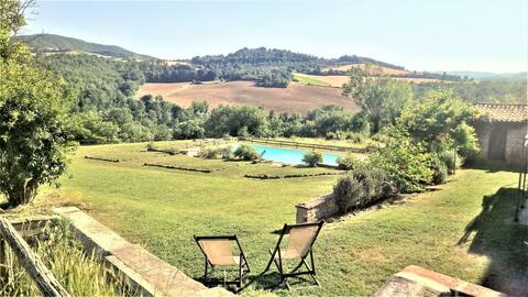 Umbrian Farmhouse Retreat with Private Pool and Ga