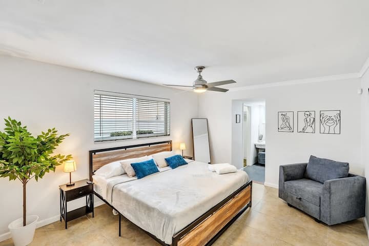 Master Bedroom w/ Luego Bathroom