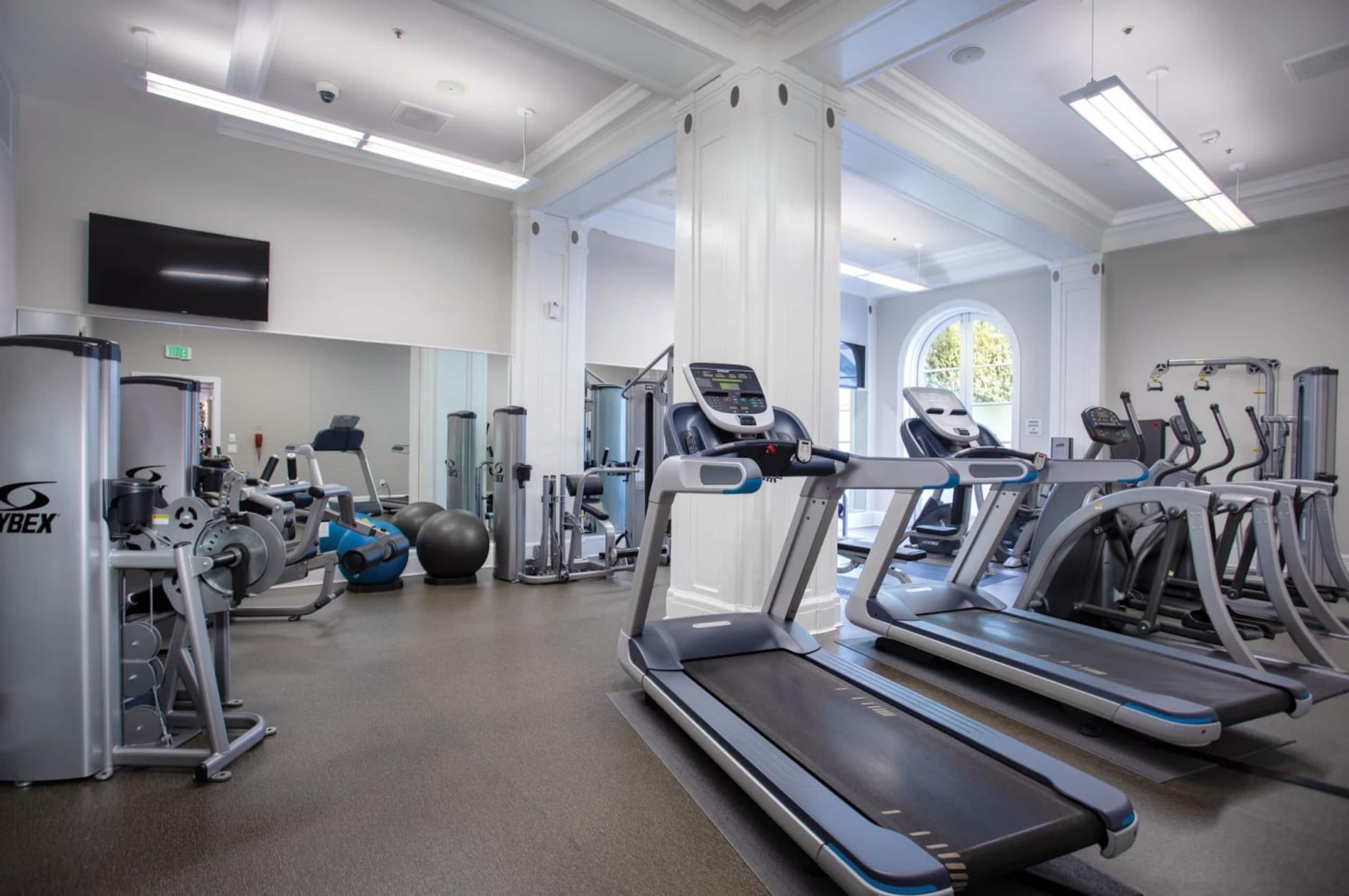Resort in San Francisco · ★4.88 · 1 bedroom · 2 beds · 1 bath - Image 11