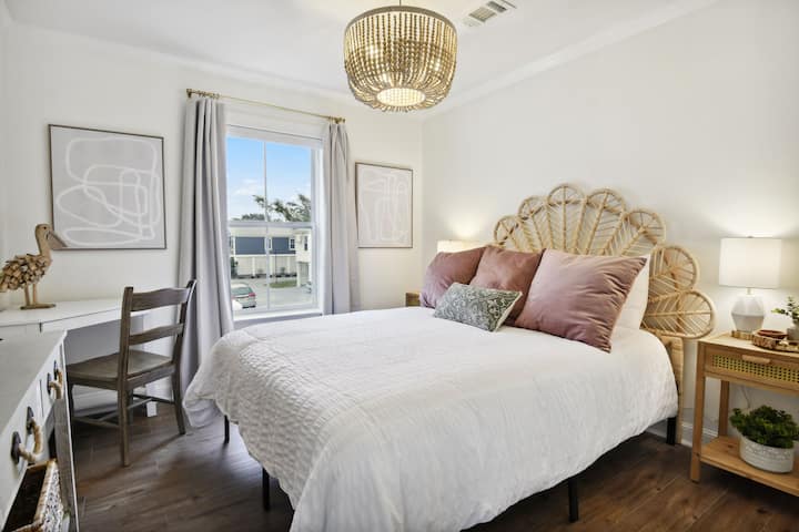 Coastal Cottage Charm ~ Walk to Beach & Downtown