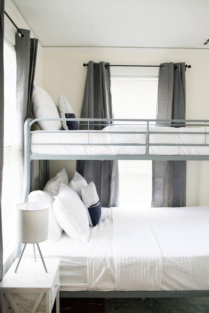 Chumba chetu cha kulala cha tatu kilicho na kitanda cha ghorofa kimejumuishwa.  Inafaa kwa watoto