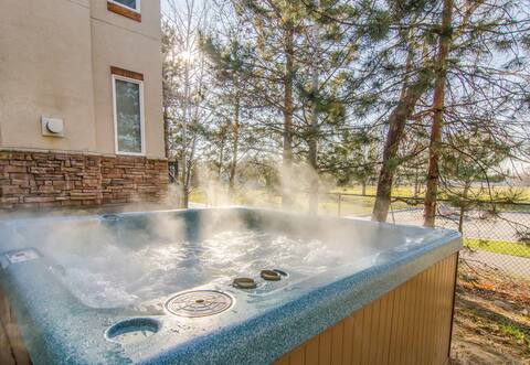 Pretty Parkside Place * Private Hot Tub  *Foosball