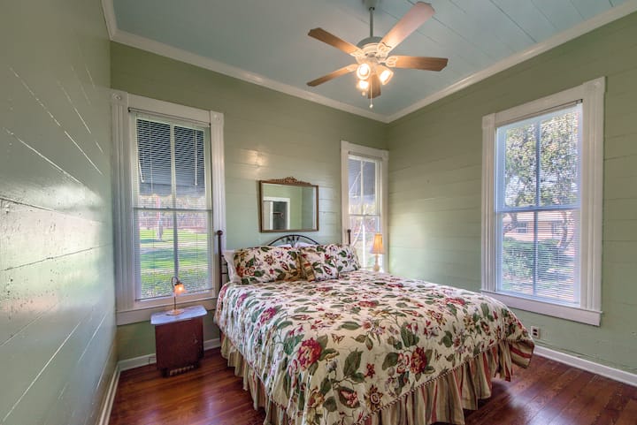 2nd Bedroom with Queen Size Bed