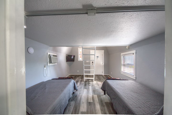 2 Twin Beds and Smart TV. 