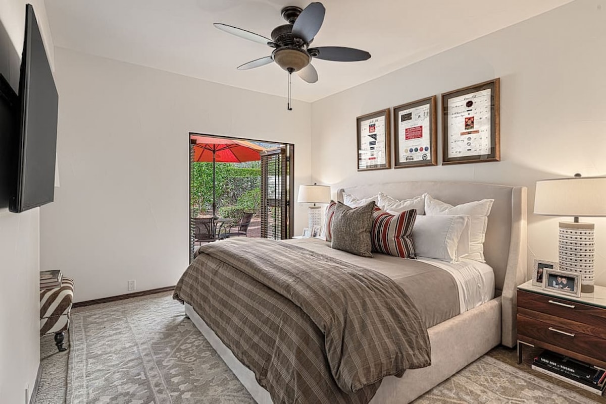 ห้องพักมีสไตล์นี้มีห้องน้ำในตัวและเข้าถึงลานระเบียงส่วนตัวได้โดยตรงผ่านประตูสไตล์ฝรั่งเศส ออกแบบมาอย่างพิถีพิถันเพื่อความสะดวกสบายและความเป็นส่วนตัวเป็นสถานที่พักผ่อนที่สมบูรณ์แบบสำหรับผู้เข้าพักที่จะผ่อนคลายและเพลิดเพลินกับบรรยากาศกลางแจ้งที่เงียบสงบ