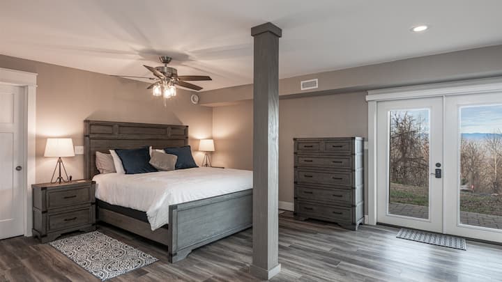 La chambre n° 3 au niveau inférieur offre un très grand lit, un foyer et une porte donnant sur l'extérieur.