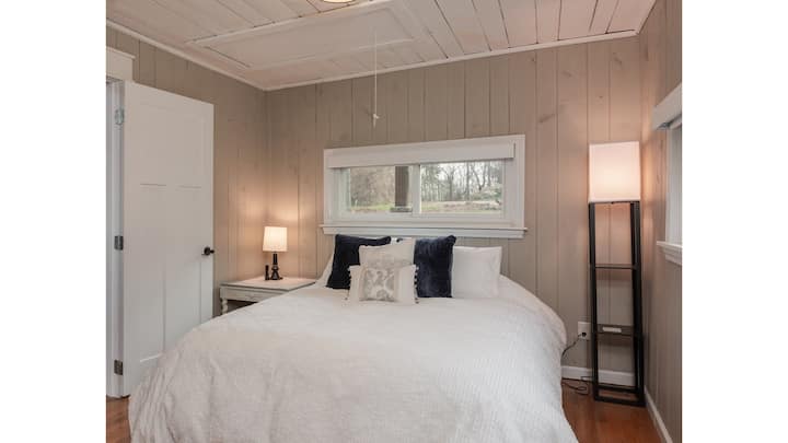 La chambre d'amis n° 2 au rez-de-chaussée offre un lit queen size