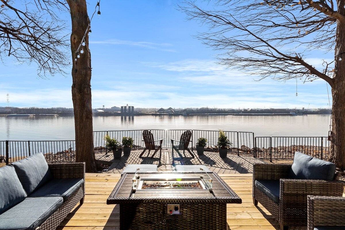 Luxe Riverfront w/HotTub Sauna Cinema Pet Views - Houses for Rent