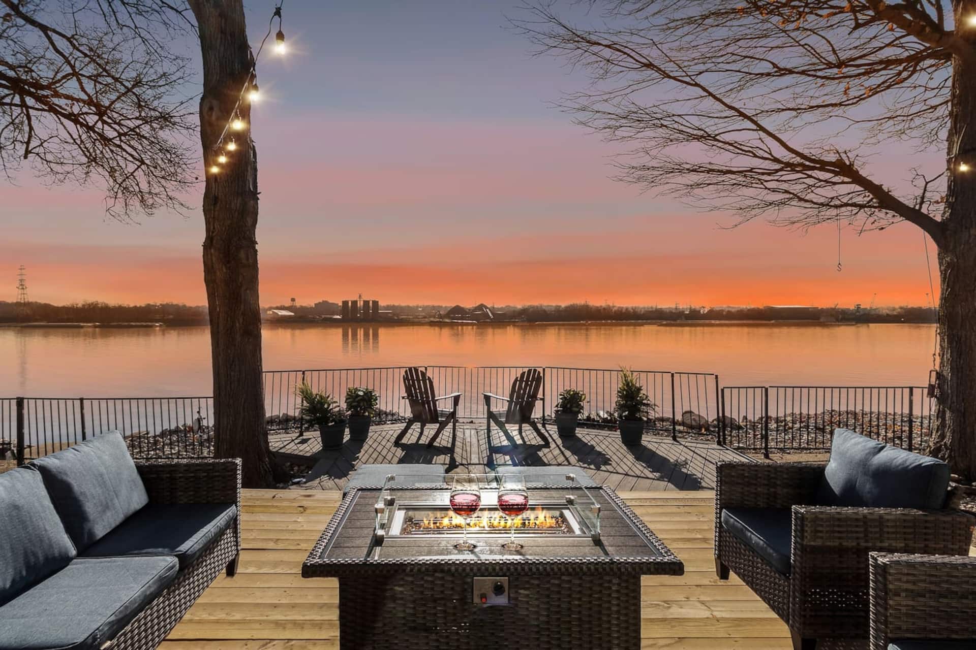Luxe Riverfront w/Hot Tub Sauna Cinema Pets Views