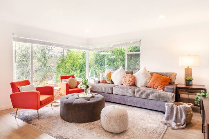 3b2b Modern Unit w/ Stunning Green Lake View gallery image 2