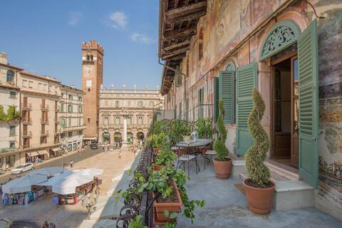 Luxury Suite with Terrace Overlooking Piazza Erbe
