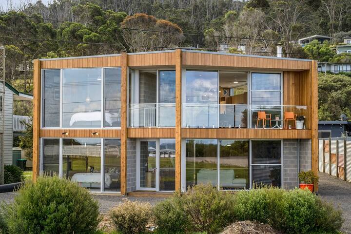 Six Degrees – beach across the road gallery image 3