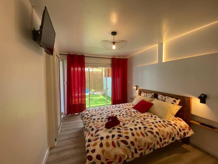 Chumba cha kulala cha 1 cha wazazi chenye runinga na Bafu