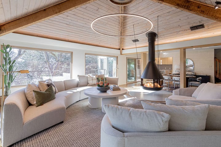 Luxury & Nature: High-end Design & Views By Zilker - Lake Travis, TX