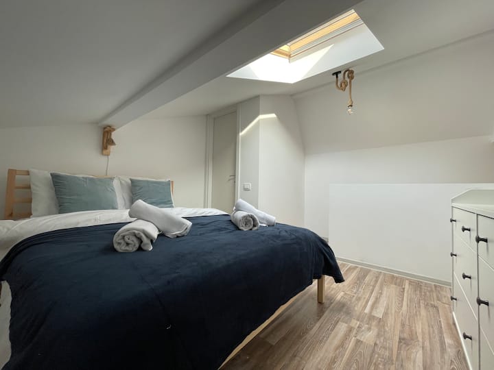 Elegante dormitorio que ofrece una cama tamaño king adornada con sábanas de algodón de primera calidad, almohadas suaves para un sueño rejuvenecedor, toallas limpias, mesita de noche, gabinete con cajones, TV inteligente para disfrutar de tus programas o películas favoritos, internet de alta velocidad para usar