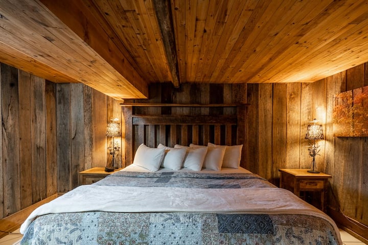  На долния етаж в хижа „Милс“ е основната спалня с удобно двойно легло, качествено спално бельо и пухкави възглавници.