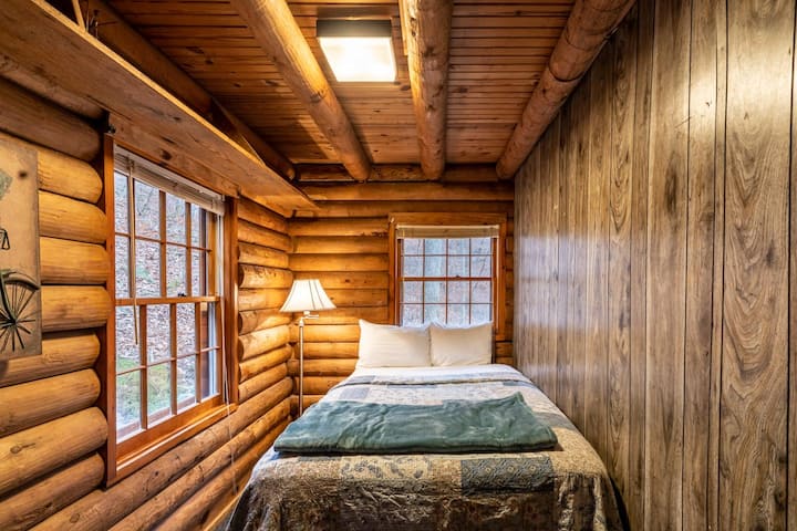  До кухнята има малък кът в спалнята с пълноразмерно легло...идеалното място за едно - две деца!