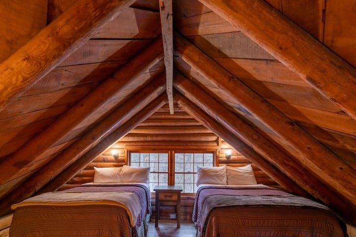  Таванското помещение на дървените колиби Mills разполага с 2 двойни легла.