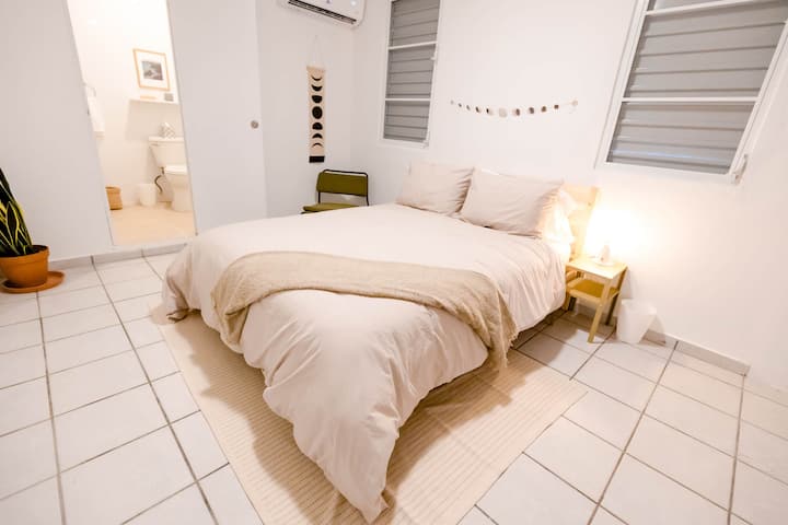 ห้องนอนชั้นสองพร้อมห้องน้ำในตัว