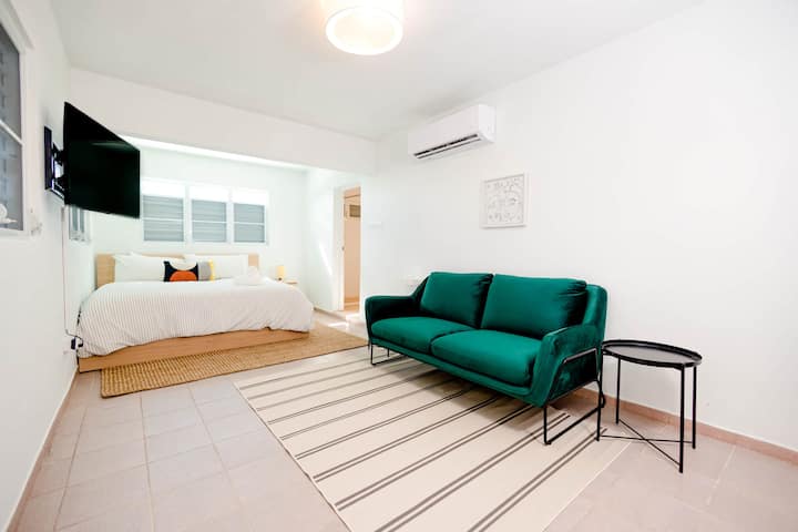 เตียงคิงไซส์พร้อมทีวีและโซฟา