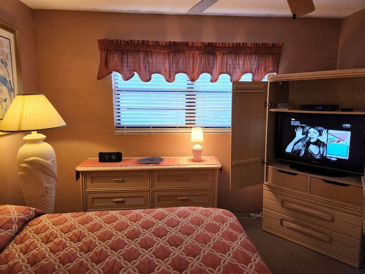 טלוויזיה ושידה בחדר שינה ראשי