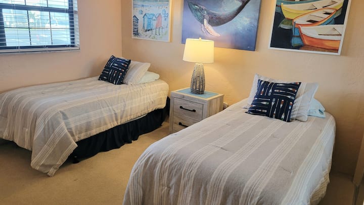 חדר אורחים עם 2 מיטות זוגיות