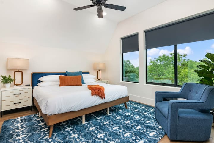 Dormitorio principal con vistas al río Comal