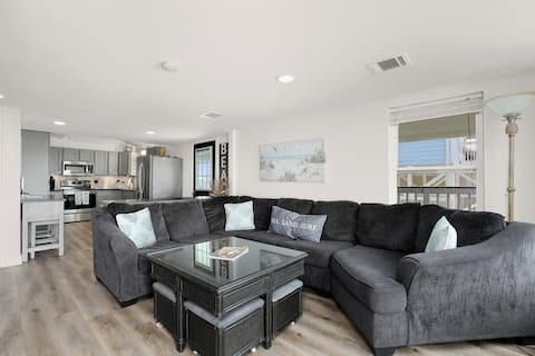 Top performing Airbnb: 6 Bedroom + Crows Nest - Beach View in Houston Suburbs