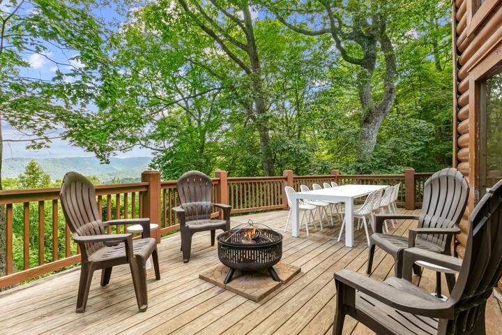 Expansive Views, Hot Tub, Outdoor Dining | Leyland gallery image 4