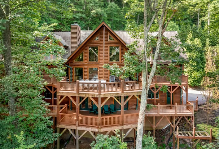 Expansive Views, Hot Tub, Outdoor Dining | Leyland