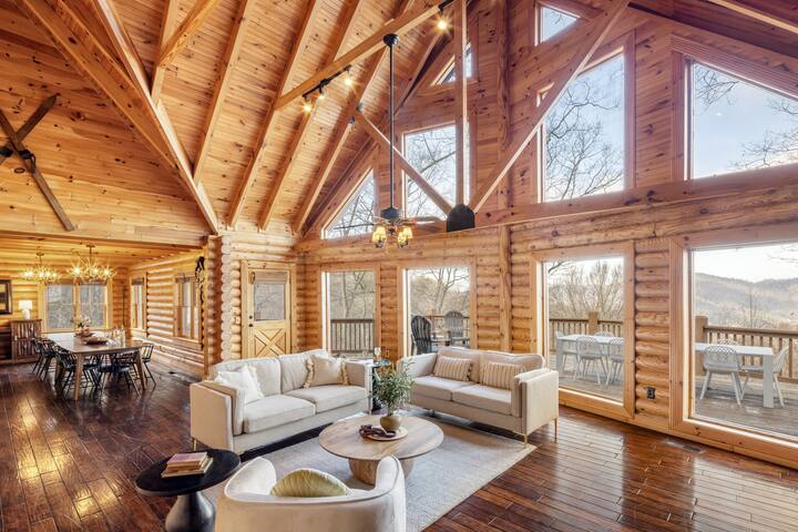 Expansive Views, Hot Tub, Outdoor Dining | Leyland gallery image 3