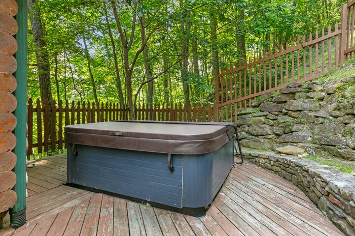 Expansive Views, Hot Tub, Outdoor Dining | Leyland gallery image 2