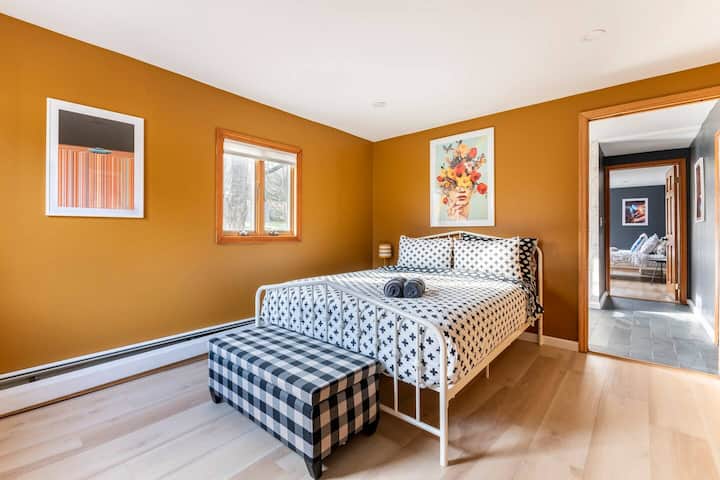 חדר שינה שני עם אחסון עות'מאני. יציאות דלתות לאזור המשרדים.

Queen Hybrid Performance Firm Top Mattress Sealy Immersion™ Advanced Memory + Posturepedic Technology. האורחים הגיבו בחיוב.