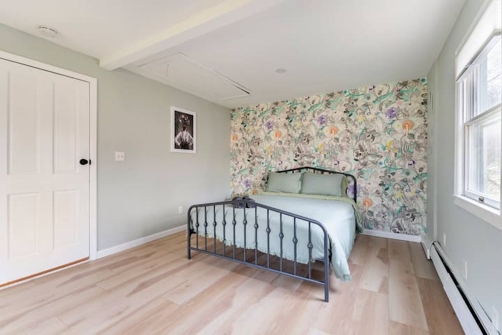 חדר שינה שלישי עם נוף אחורי וצדדי. להתעורר לזריחה נעימה.

Queen Hybrid Performance Firm Top Mattress Sealy Immersion™ Advanced Memory + Posturepedic Technology. אורחים ציינו פאבו