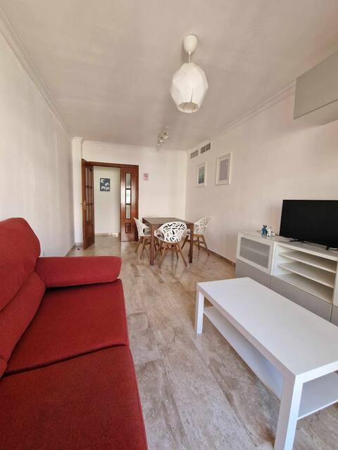 Popular Airbnb listing: 2br Apt · Beach & Airport · Martín Carpena in Santa Paula
