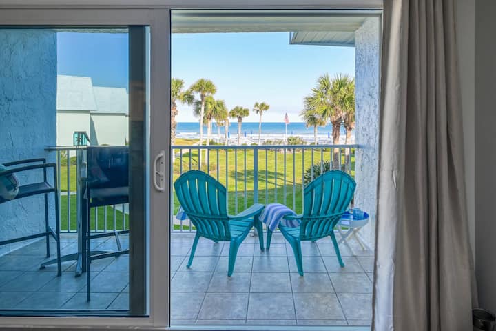 Amazing Ocean Sunrise Views! Balcony Overlooks Oceanfront Pool, Beach Access, $300 In Free Tickets - Crescent Beach, FL