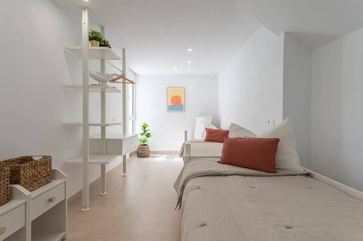 Dormitorio con dos camas individuales